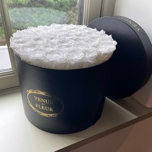 NEW Venus Et Fleur White Forever Roses Black Box